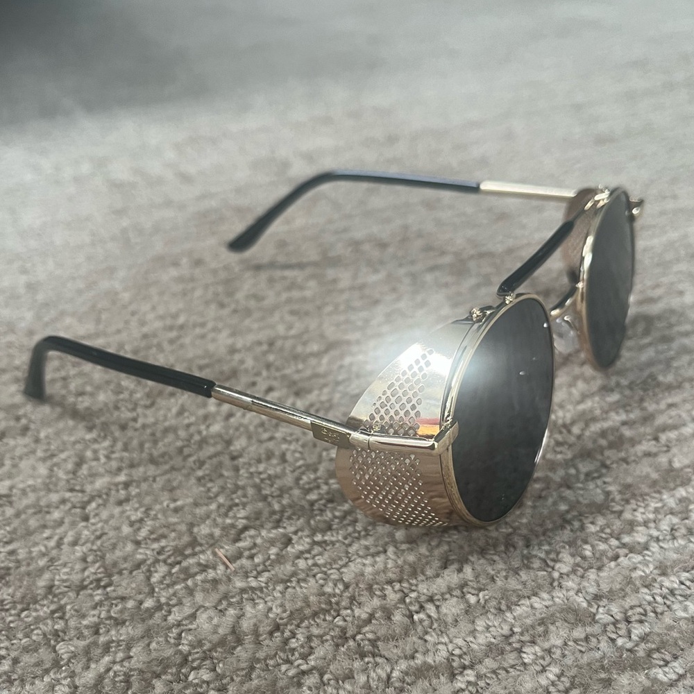 NEW-Side Aviator Sunglasses gold & black CHIC!